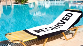 Aż 3/4 europejskich urlopowiczów zirytowanych przywłaszczaniem leżaków