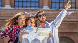 Wiosenne podróże Polaków. Dokąd polecimy na urlop i kto odwiedzi nasz kraj?