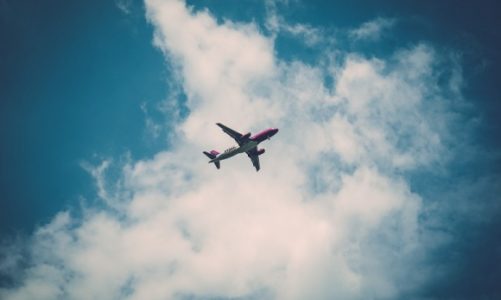 Podróż samolotem z niemowlakiem – o czym warto pamiętać?