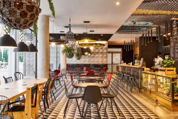 CZŁOWIEK W CENTRUM UWAGI – IBIS STAWIA NA TĘTNIĄCĄ ŻYCIEM GOŚCINNOŚĆ