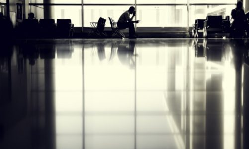 Odwołany lub opóźniony lot z powodu złej pogody. Jakie prawa mają pasażerowie?