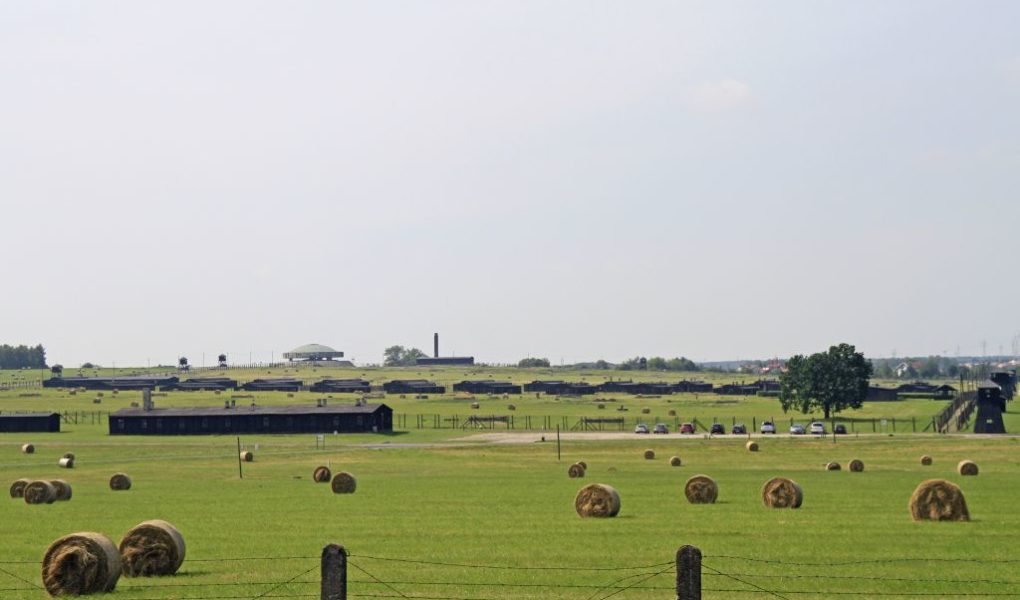 Majdanek-W-czasie-zwiedzania-uwazajcie-na-zabytki Zabieranie na pamiątkę historycznych przedmiotów, zostawianie śladów dla potomności, czy to niewłaściwe zachowanie?