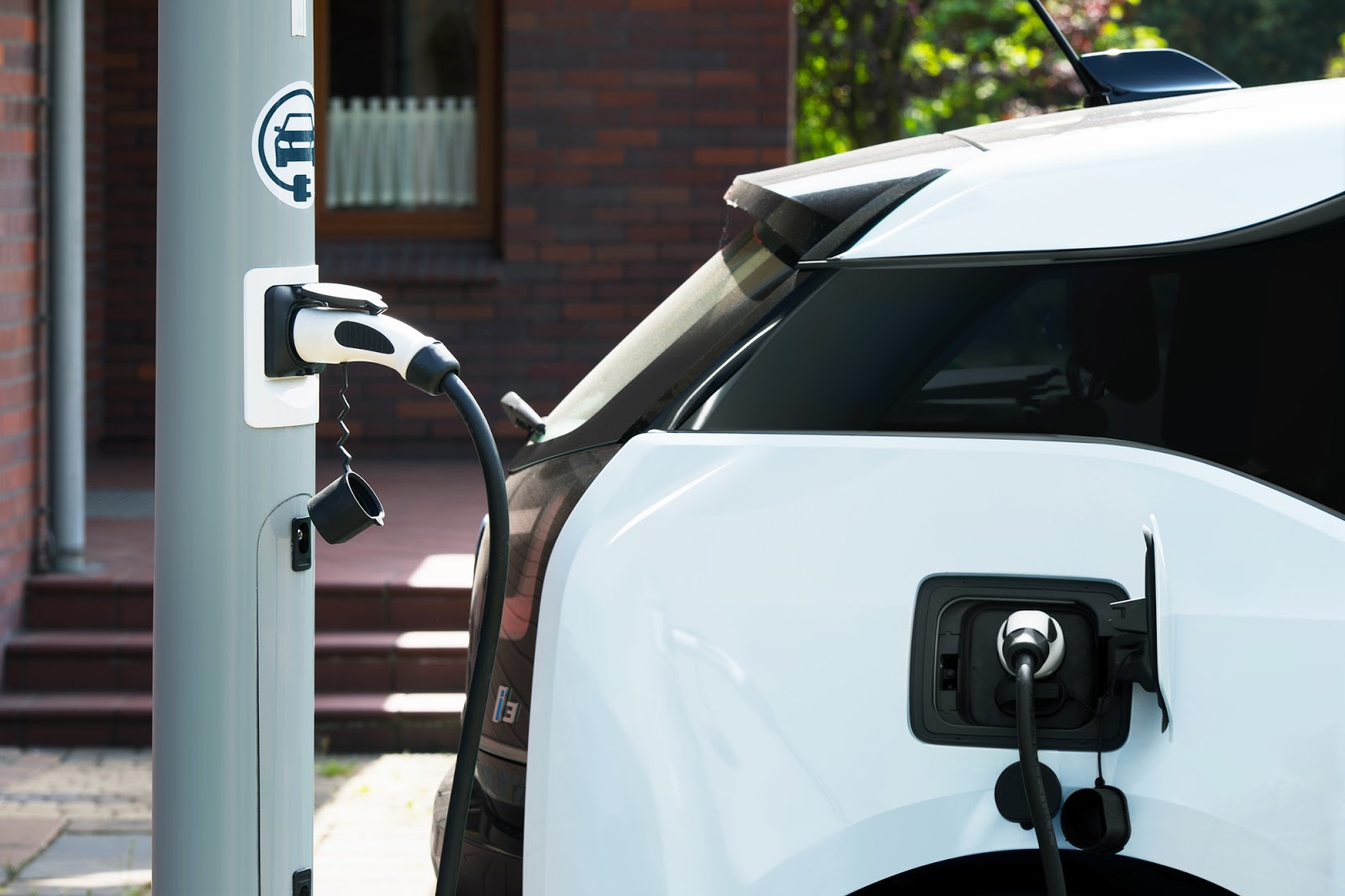 Najciemniej pod latarnią – polski sposób na powszechną infrastrukturę ładowarek dla samochodów elektrycznych