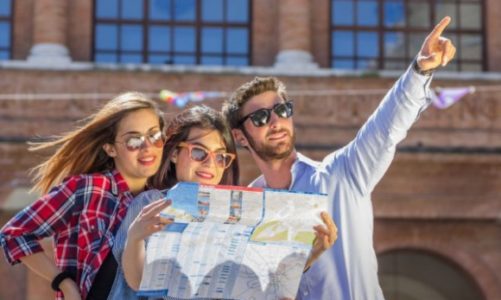 Wiosenne podróże Polaków. Dokąd polecimy na urlop i kto odwiedzi nasz kraj?