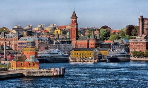 Zielony prom na niebieskim morzu