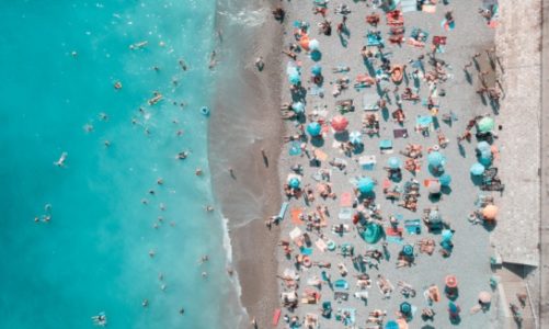 Kierunek: wakacje. Na czym polega podróż samolotem z przewoźnikiem czarterowym?