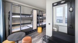 Minimalizm z industrialną nutą: hostel A&O Wola