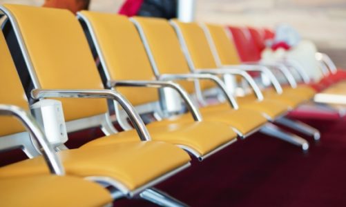 Jak poradzić sobie z rozładowanym telefonem komórkowym na lotnisku?