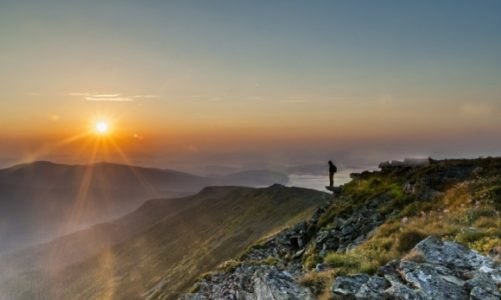 Jesienne podróże poza utartym szlakiem – pomysły na weekendową wycieczkę