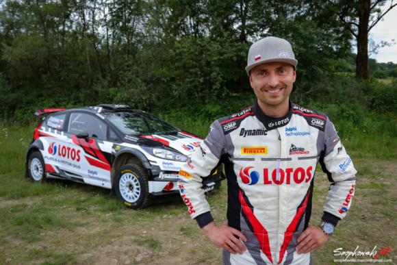 Jak bezpiecznie zapakować auto przed wakacyjną podróżą?