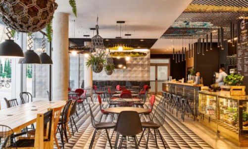 CZŁOWIEK W CENTRUM UWAGI – IBIS STAWIA NA TĘTNIĄCĄ ŻYCIEM GOŚCINNOŚĆ