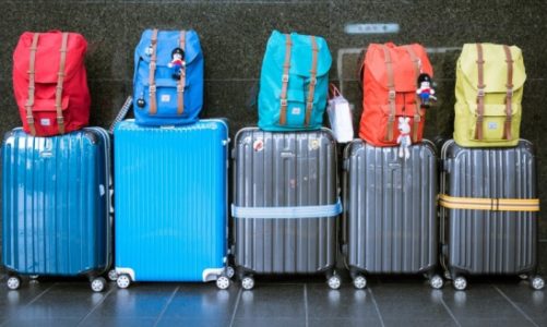 Jak nie pójść z torbami, pakując się do samolotu? O opłatach za bagaż podręczny