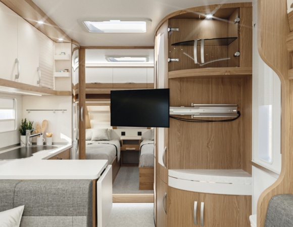 Meble w wakacyjnym kamperze. Jak go wyposażyć?