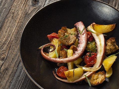 Chorwacka ośmiornica pieczona z ziemiankami i chlebem2